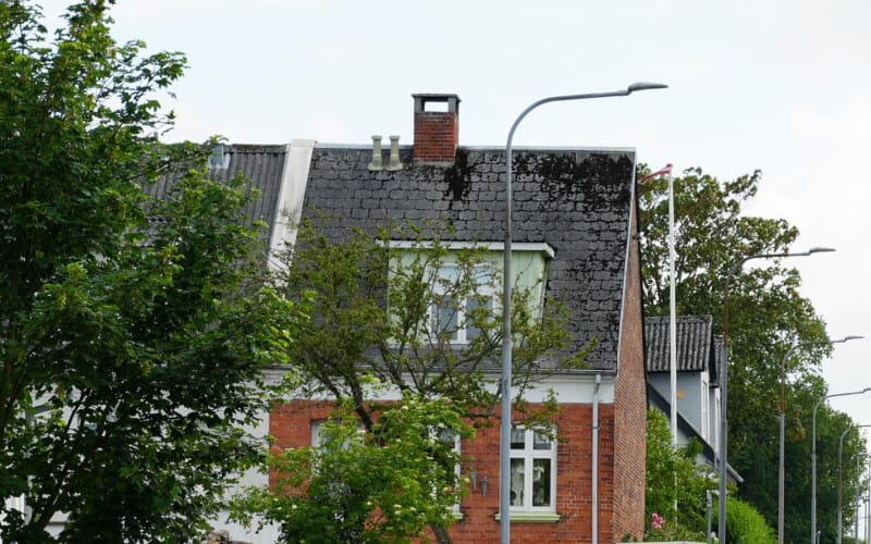 Hvem får boligen ved skilsmisse?