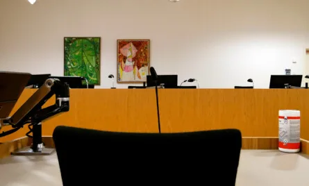 Sådan søger du gældssanering – trin for trin guide